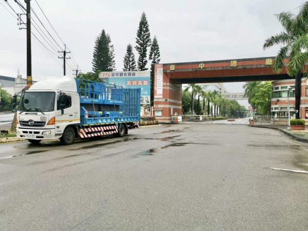 台中酒廠 高空作業車.鋐鐿自走車出租.買賣0989-99399